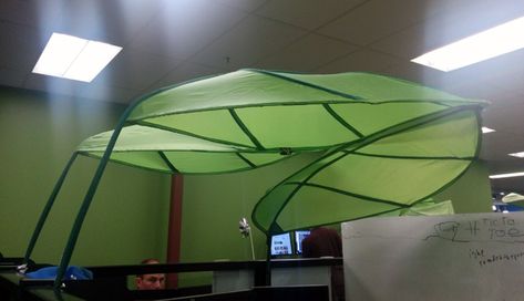 Last time I was at Google's New York City office, I entered a zone where there were these leaves covering the top of the cubicles. It was a special team who preferred a more nature look in the office. Work Cubicle Decor, Canopy Structure, Wedding Lounge Area, Canopy Wedding, Ikea Canopy, Hotel Canopy, Museum Ideas, Roof Canopy, Work Cubicle