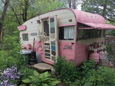 Pink Camper, Vintage Camper Remodel, Vintage Campers Trailers, Vintage Caravans, Retro Campers, Camper Makeover, Van Home, Vintage Travel Trailers, Camper Interior