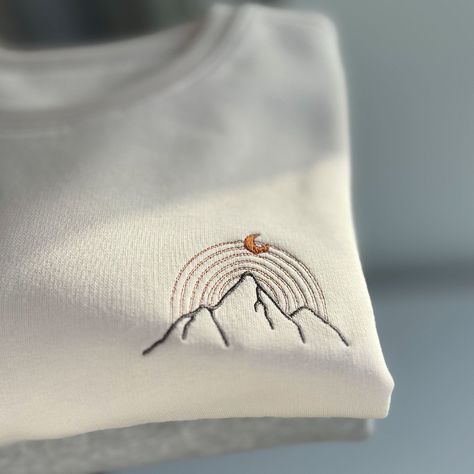 Embroidery For Sweatshirts, Hoodie With Embroidery, Tshirt Embroidery Ideas, Embroidery Sweatshirt Ideas, Embroidery Minimal, Mountain Embroidery, Hoodie Embroidery, Minimalist Mountain, Embroidery Tshirt