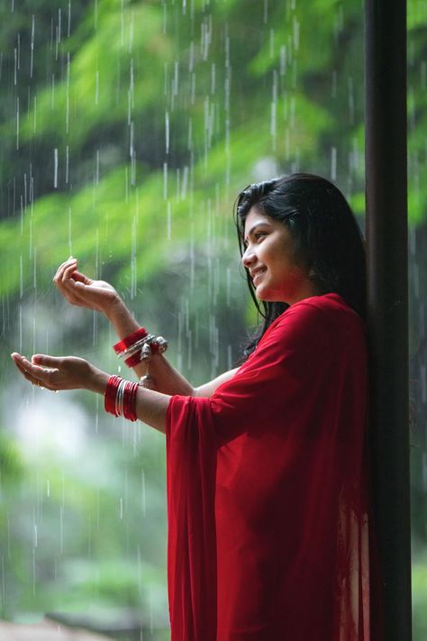 Rainy Photoshoot, Romantic Pic, New Images Hd, Red Background Images, Beautiful Night Images, Fairytale Photography, Wedding Couple Poses Photography, Women Photography, Best Pose For Photoshoot