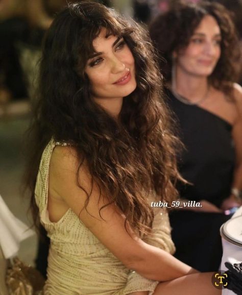 Tuba Buyukustun Style, Tuba Büyüküstün Style, Tuba Buyukustun, Turkish Actress, Beauty Skin Care Routine, Dark Beauty, Insta Photo Ideas, Round Face, Up Hairstyles