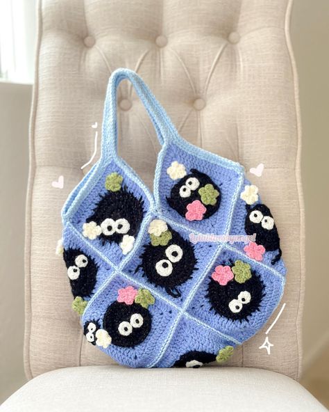 Crochet Bag One Color, Miyazaki Crochet, Crochet Starry Night, Cute Bag Crochet, Bathroom With Gold Accents, Starry Night Crochet, Studio Ghibli Crochet, Star Crochet Bag, Ghibli Crochet