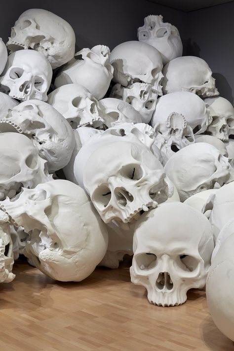 100 Fiberglass and Resin Skulls Fill a Room at the National Gallery of Victoria in Melbourne | Colossal Ron Mueck, Skull Anatomy, Skull Reference, Baba Jaga, Arte Peculiar, Bone Art, Colossal Art, Modern Crafts, Arte Obscura