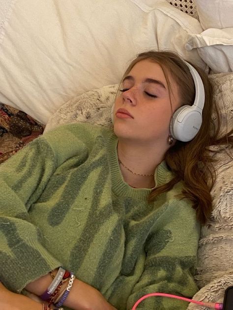 Sony Headphones, Downtown Girl, Girls Sweet, Mode Vintage, Amelie, Aesthetic Photo, Photo Dump, Aesthetic Girl, Not Mine