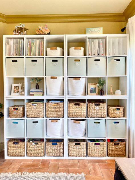 Diy Craft Storage Cabinet Organizing Ideas, Cube Shelf Craft Storage, Craft Room Cube Storage, Shelf For Craft Room, Craft Reading Room, Craft Room Shelves Organization, Cube Storage Craft Room, Sewing Room Organisation, Boho Sewing Room