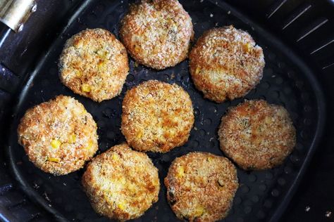 You won’t need to go near the stove to make these little salmon patties because we cook the potatoes in the microwave and the cakes in the air fryer. They turn out perfectly crunchy and make for an easy lunch or snack. Serve them with salad or pop onto a bun and make a tasty burger. Too easy! Chicken Rissoles, Salmon Fish Cakes, School Lunch Boxes, Fish Cakes Recipe, Air Fryer Salmon, Fish Cakes, Pies Maker, Dinner On A Budget, Salmon Fish