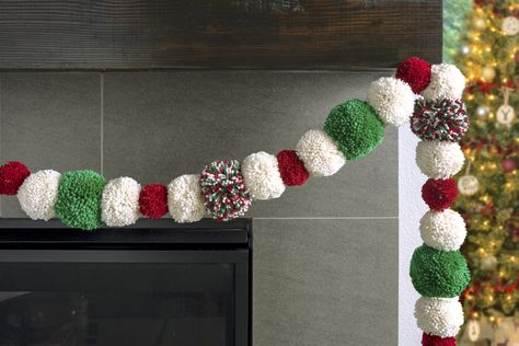 Pom Pom Christmas Garland, Christmas Pom Pom Crafts, Ideas Decoracion Navidad, Pom Pom Christmas, Christmas Pom Pom, Pom Crafts, Diy Christmas Garland, Christmas Yarn, Diy Christmas Wreaths