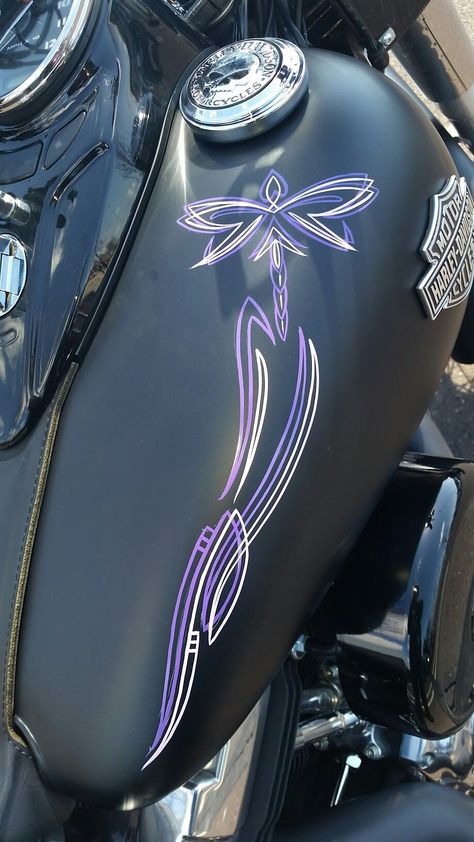 Tank pinstriping Pinstripe Motorcycle, Simple Pinstripe Designs, Pinstriped Motorcycle Helmets, Motorcycle Pinstriping, Pinstripe Guitar, Motorcycle Pinstripe Ideas, Victory Motorcycle, Motorcycle Helmet Design, Softail Slim