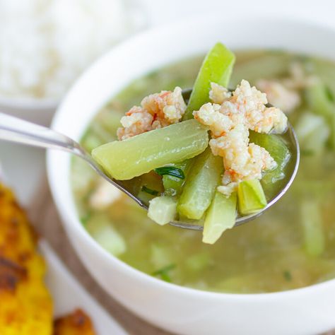 Vietnamese Chayote Squash Soup with Minced Shrimp (Canh Su Su Nau Tom Bam) — Vietnamese Home Cooking Recipes Easy Chicken Soup Recipe, Minced Shrimp, Side Soup, Vicky Pham, Vinaigrette Recipes Easy, Easy Vietnamese Recipes, Chayote Recipes, Asian Soup Recipes, Easy Chicken Soup