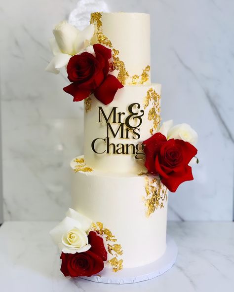 4 Tiers Wedding Cake, Wedding Cake Designs Red And White, 3 Tiers Wedding Cake Designs, Wedding Cake 3tier, 3 Tiers Wedding Cake, 3 Layer Cake Wedding, Wedding Cakes Red And White, Simple Traditional Wedding Cake, Red White And Gold Wedding Cake