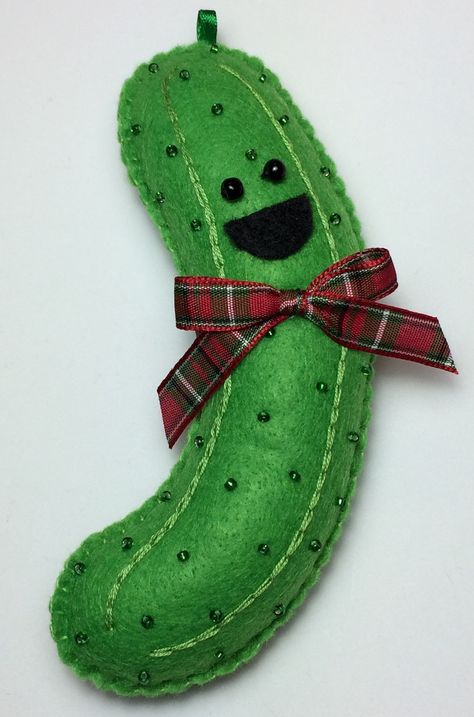 Pickle Felt Ornament, Felt Pickle Ornament, Funny Felt Ornaments, Felt Pickle, Christmas Pickle Ornament, Fleece Crafts, Pickle Ornament, Diy Felt Christmas Ornaments, Christmas Pickle