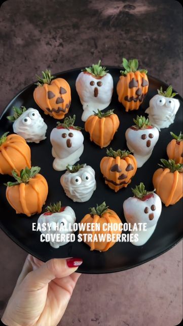 Melissa on Instagram: "Welcome to episode 5 of @melissas_healthykitchen spooky eats series. Today it’s Halloween chocolate covered strawberries 4 ways🎃👻🧡Which one is your favorite?   You can add the Halloween chocolate covered strawberries to festive boxes, for the perfect DIY treat boxes for friends, family, teachers, or parties.  Save for later and follow along for more spooky eats!  1. Pumpkins: see previous reel on how to make. And to some, add eyes, nose, and mouth with melted chocolate using a squeeze bottle or zip lock bag, with tip snipped. 2. Mummies: melt white chocolate with 1 tsp refined coconut oil, dip strawberries in white chocolate, and place on parchment paper. Refrigerate until chocolate is set. Add some melted chocolate to back of two candy eyes and place on strawberr Ghost Chocolate Strawberries, Chocolate Strawberry Halloween, Chocolate Covered Strawberries Recipes, Jello Halloween Treats, Fall Themed Chocolate Strawberries, Mummy Chocolate Strawberries, Chocolate Dipped Pretzels Halloween, Halloween Chocolate Dipped Strawberries, Ghost Strawberries White Chocolate