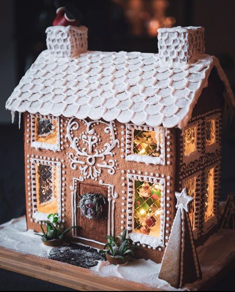 French Gingerbread House, Gingerbread House Classic, Gingerbread House Piping Ideas, All White Gingerbread House, Colonial Gingerbread House, Classy Gingerbread House, Neutral Gingerbread House, Aesthetic Ginger Bread House, Gingerbread House Interior