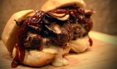 brie stuffed elk sliders + sauteed mushrooms smothered in bbq sauce Elk Sliders, Antelope Recipes, Elk Meat Recipes, Elk Recipes, Mason Jar Recipe, Sautéed Mushrooms, America Food, Tasty Meat, Game Recipes