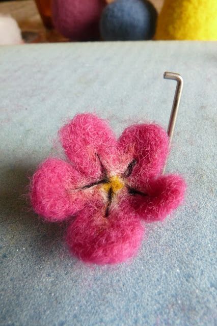 Tovad Ull, Needle Felting Diy, Eggs Flowers, Felt Beads, Needle Felting Tutorials, Needle Felting Kits, Needle Felting Projects, Felt Jewelry, Felting Tutorials