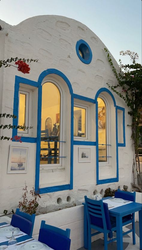 Santorini Cafe, Greek Cafe, Resturant Design, Cafe Exterior, Santorini House, Greek Decor, College Apartment Living Room, Blue Patio, White Cafe