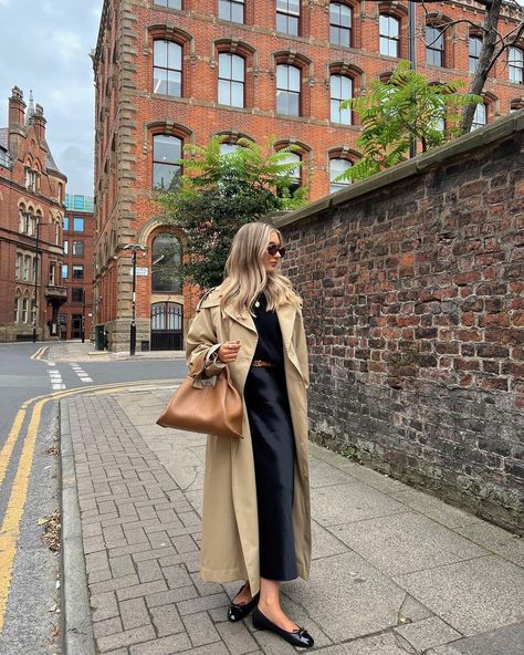 Lily Clark, Casual Trench Coat Outfit, Stylish Jeans Outfit, Rome Outfits, Camel Outfit, Celine Belt, October Fashion, Trench Coat Outfit, Jumper Skirt