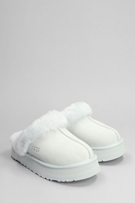 Disquette Slipper-Mule in white suede, open back, shearling detail, almond toe, engraved logo, platform rubber sole, 40 mm heel, 100% suede, Made in Vietnam White Ugg Slippers, White Uggs, Uggs Slippers, Cute Uggs, Fluffy Shoes, White Slippers, Dr Shoes, Preppy Shoes, Pretty Shoes Sneakers