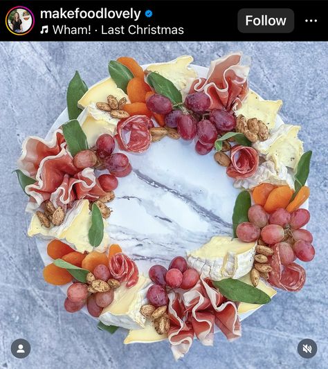 Charcuterie Wreath, Anti Pasta, Charcuterie Ideas, Christmas Charcuterie, Decorações Com Comidas, Charcuterie Inspiration, Grazing Table, Party Food Platters, Charcuterie And Cheese Board