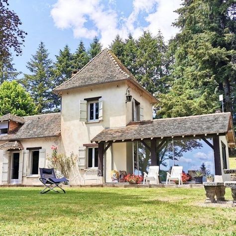 Have a look at your favorite french properties of the month ! Lakeside House, Equestrian Property, Modern Hospital, French Estate, Long Driveways, Built In Cupboards, Open Fireplace, Charming House, Sliding Patio Doors