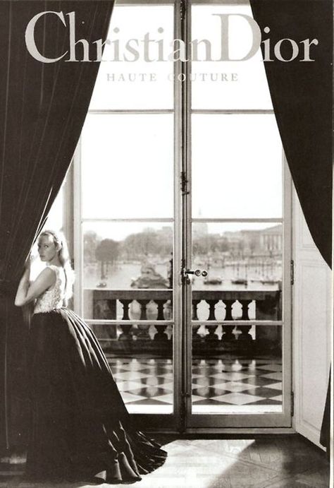 christian dior spring/summer 1994, photography by mario testino Estelle Lefébure, Black And White Photo Wall, Fashion 70s, Black And White Photograph, Mario Testino, Dior Vintage, Fashion Cover, Dior Haute Couture, Retro Mode