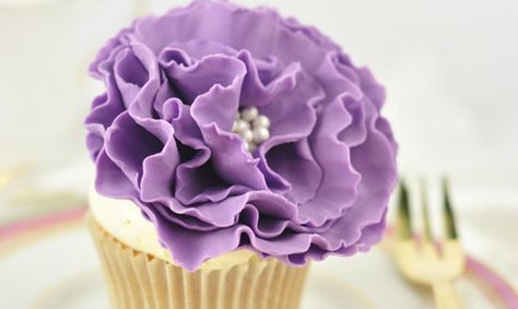 Diy Fondant Flowers Easy, Fondant Icing Flowers, Easy Gum Paste Flowers, How To Make Flowers Out Of Fondant, Diy Fondant Flowers, Making Fondant Flowers, Easy Fondant Flowers Tutorial, Fondant Decorations For Beginners, How To Make Fondant Flowers