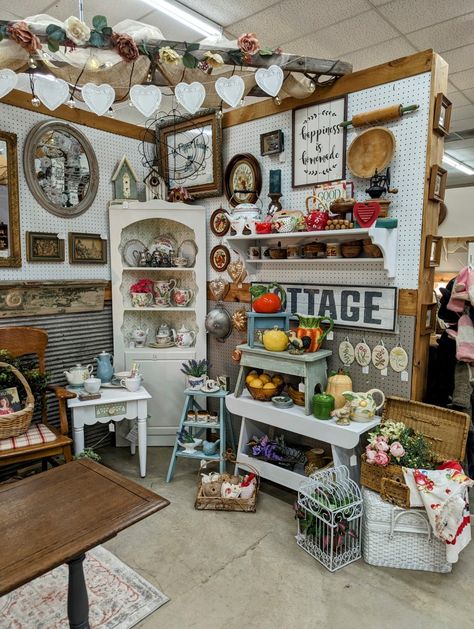 Flea Market Booth Ideas Indoor, Setting Up Antique Booth Display Ideas, Peddlers Mall Booth Ideas, Flea Market Booth Set Up, Flea Market Booth Ideas, Flea Market Booth Display Ideas, Antique Booth Design, Vintage Booth Display Ideas, Flea Market Booth Display