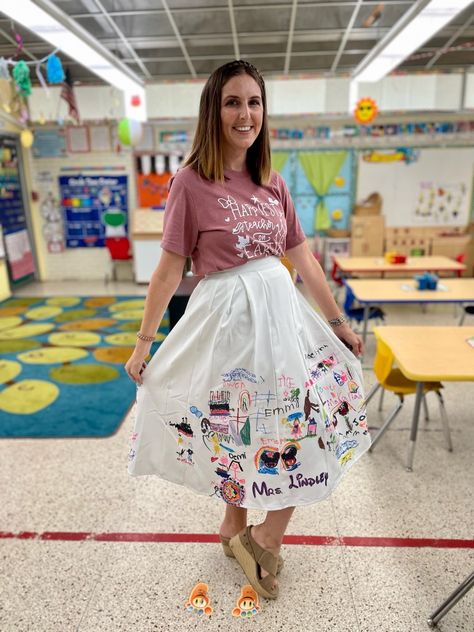 I let my students every year decorate a skirt for me to wear as a suprise on graduation day. Kindergarten Graduation Outfit, Graduation Ball Dress, Graduation Skirt, Teacher Skirt, Kindergarten Outfit, Graduation Ball, Graduation Gown, Kindergarten Graduation, That Dress