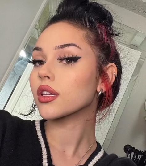 Youtuber Dr, Maggie Lindemann, Scary Makeup, Make Up Inspo, Only Girl, Hair Short, Buns, Selfies, Short Hair Styles