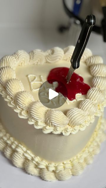 Blank Space Cake Recipe, Taylor Swift Blood Cake, Blank Space Cake Tutorial, Bad Blood Cake, Blank Space Cake, Blood Cake, Scream Birthday Cake Girl, Trending Birthday Cakes, Blood Splatter Cupcakes