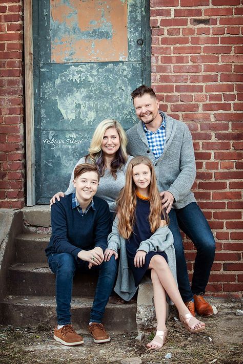 Posing Family Of 4 Adults, Family Photos Downtown Picture Ideas, Family Downtown Photoshoot, Downtown Photoshoot Family, Downtown Family Photos, Family Pictures Downtown, Urban Family Photoshoot Outfits, Adult Family Picture Ideas, Family Of 4 Picture Poses Older Kids