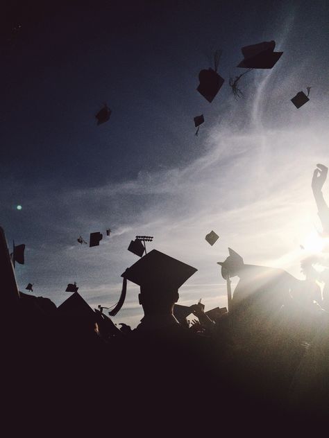 College Graduation Aesthetic, Graduation Pictures College, Masters Graduation Pictures, Graduation Aesthetic, Masters Graduation, Sunflower Photography, College Graduation Photos, Graduation Art, Buku Harry Potter