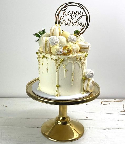 Raffaello Cake Decoration, Balloon Board, Birthday Drip Cake, Golden Birthday Cakes, 17 Birthday Cake, Bolo Red Velvet, Golden Cake, White Chocolate Cake, Birthday Cakes For Teens