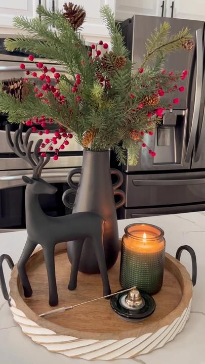 Rawan on TikTok Christmas Dining Table Decorations, Decor Natal, Dining Table Decorations, Christmas Coffee Table Decor, Holidays Decorations, Studio Vibes, Christmas Dining Table Decor, Pretty Christmas Decorations, Christmas Decorations Apartment