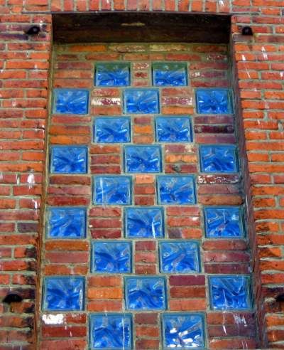 Cómo usar bloques de cristal en casa #interiorismo #casas #paredes #HomeDecor #walls #InteriorDesign Bathroom Shower Walls, Pink Wallpaper Backgrounds, Glass Brick, Bathroom Design Inspiration, Glass Block, Courtyard House, Create Invitations, Block Wall, Restaurant Kitchen