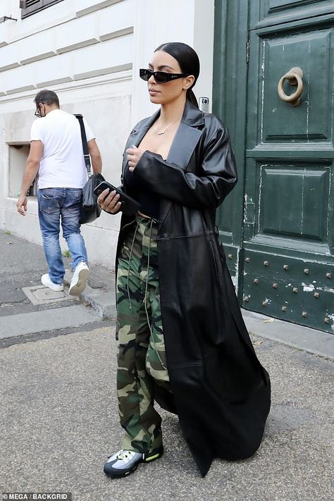 Trench Coat Street Style, Leather Coat Outfit, Hotel In Rome, Kim Kardashian Outfits, Fall Fashion Coats, Kardashian Outfit, Trench Coat Outfit, Black Leather Coat, Long Leather Coat