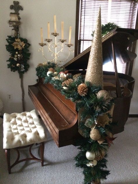 Christmas Decorations On Piano, Piano Top Christmas Decor, Piano Christmas Decorations, Grand Piano Christmas Decor, Piano Christmas Decor, Christmas Piano Decor, Grand Piano Decor, Piano Styling, Piano Christmas