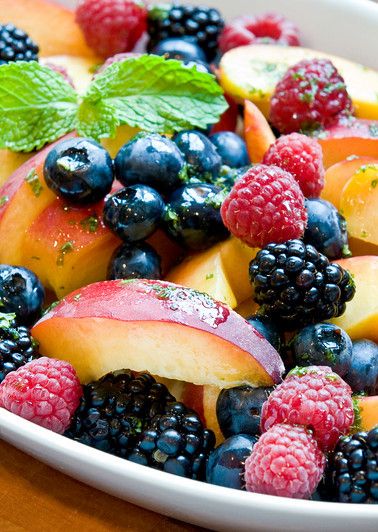 Peaches and Berries with Lemon~Mint Syrup from Once Upon a Chef      Peaches & Berries with Lemon-Mint Syrup Mint Syrup, Sommer Mad, Summer Salads With Fruit, Fresh Fruit Salad, Healthier Food, Lemon Mint, Rabbit Food, Fruit Dishes, Peach Recipe