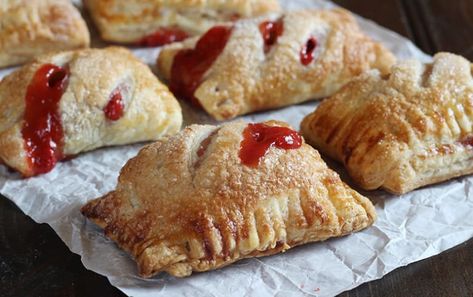 Strawberry Turnovers, Turnover Recipes, Baking Treats, Baked Recipes, Sweet Pastry, Homemade Baking, Tart Filling, Apple Pies, Puff Pastry Recipes