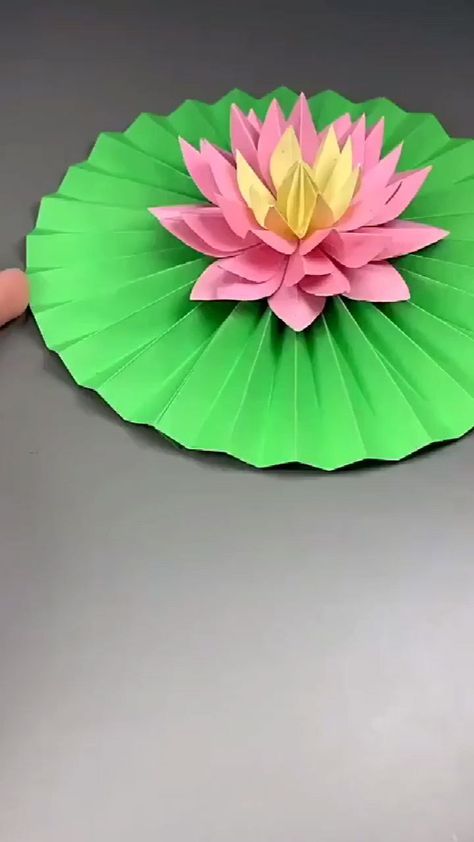 home_design_2808 no Instagram: #❤️❤️❤️❤️❤️❤️ #😘 Paper Flowers Diy Easy, Folding Origami, Handmade Paper Crafts, Paper Craft Diy Projects, Handmade Flowers Paper, Paper Flowers Craft, Diy Paper Crafts Decoration, Kraf Diy, Diy Crafts Paper Flowers