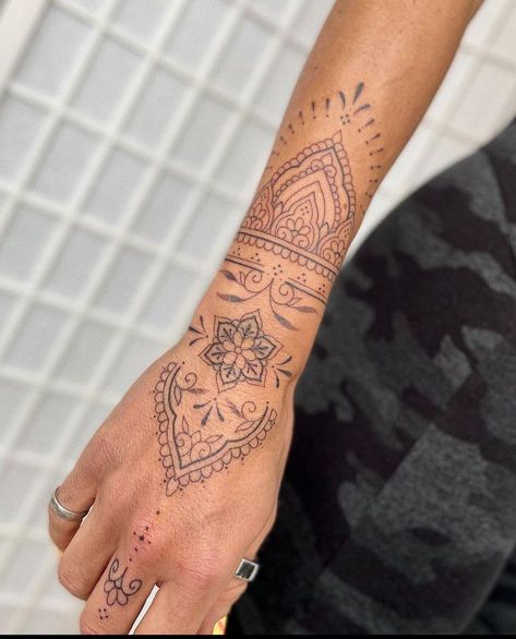 Male Wrist Tattoos, Wrist Tattoos Butterfly, Feminine Wrist Tattoos, Forearm Mandala Tattoo, Tattoos Feminine, Mandala Wrist Tattoo, Tattoos Male, Bohemian Tattoo, Mandala Hand Tattoos