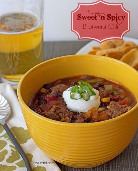 Sweet & Spicy Bratwurst Chili from ItsYummi.com - 5 cans & 15 minutes to "dinner's done"! Bratwurst Chili Recipe, Bratwurst Chili, Brat Wurst, Easy Stew Recipes, Bratwurst Recipes, Fall Dinners, Soup Ideas, Best Soup Recipes, Fruit Salsa