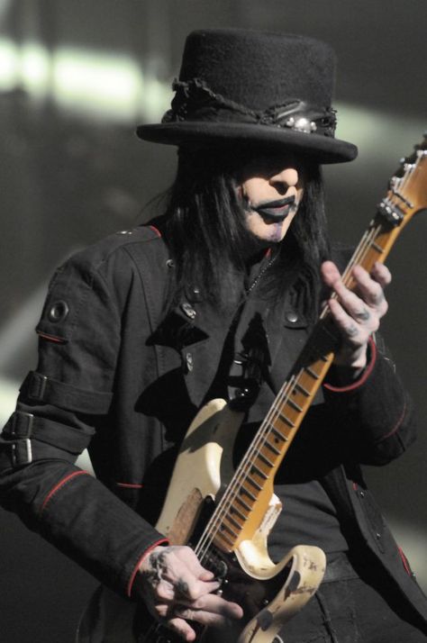 Mick Mars of Mötley Crüe in a Junker Designs look by Tod Waters, Houston Texas Toyota Center, Dave Navarro, Mick Mars, Vince Neil, Motley Crüe, Rock Guitarist, Best Guitarist, Nikki Sixx, Glam Metal