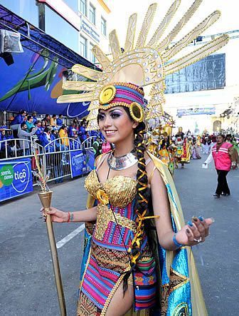 inca dance. bolivia Aztec Costume, Costume Carnaval, Aztec Culture, Mexican Fashion, Aztec Warrior, Festivals Around The World, Flamenco Dancers, Aztec Art, Festival Costumes