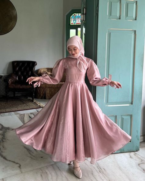 Dress Perpisahan Hijab, Desain Dress Muslim, Baju Dress Hijab Styles, Model Gamis Satin, Dress Graduation Hijab Modern, Dress Promnight Hijab, Model Dress Satin Hijab, Vintage Dress Hijab, Dress Pink Hijab