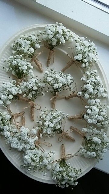 Flowers For Corsage, Babys Breath Corsages, Simple Wedding Corsage, Simple Wedding Appetizers, Simple Wedding Flowers Bouquets, Romantic Boutonniere, Simple Bridal Bouquet, Creative Floral Arrangements, Natural Wedding Bouquet