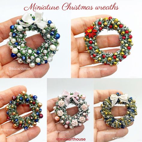 Doll House Christmas Decorations Diy, Christmas Dollhouse Miniatures, Christmas Dollhouse Diy, Christmas Miniatures Diy, Christmas Minatures, Dollhouse Christmas Decorations, Christmas Miniatures Scene, Miniature Wreaths, Miniature Christmas Decorations