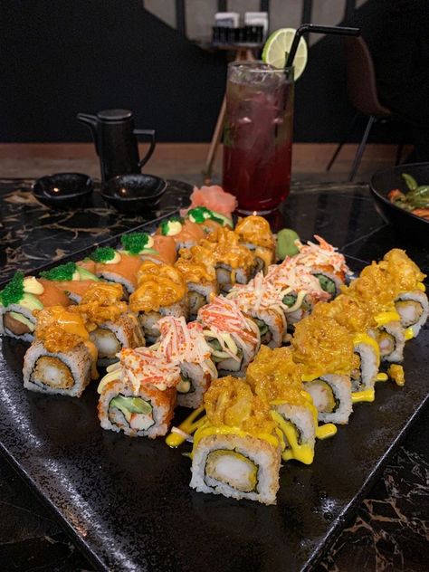 Restaurants In Japan, Enjoy Your Meal, Food Babe, Japanese Sushi, Healthy Food Motivation, Yummy Comfort Food, Sushi Restaurants, Sushi Rolls, Food Obsession