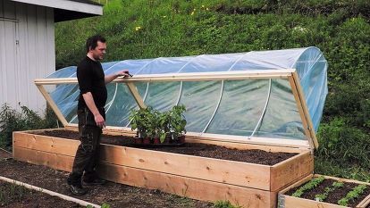 Inexpensive Raised Garden Beds, Serre Diy, Raised Bed Garden Design, Elevated Gardening, Metal Raised Garden Beds, Vegetable Garden Raised Beds, Small Vegetable Gardens, Diy Raised Garden, Budget Garden