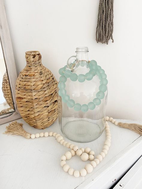 Sea Glass Home Decor, Beach’s Room Decor, Boho Beach Wall Decor, Beach House Gifts, Subtle Beach Decor, Beachy Decorating Ideas, Coastal Boho Bathroom, Seaglass Decor, Boho Beach Room